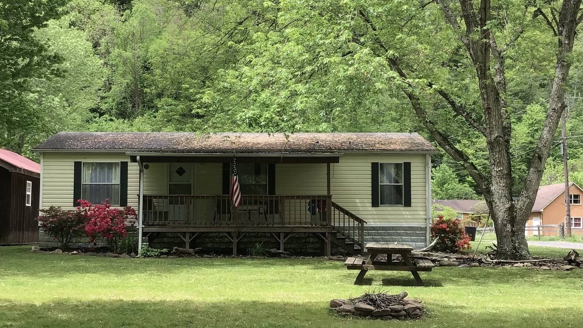 Bellepoint House | 3 BR 2 Bath house in Hinton, WV inside the New River Gorge National Park.