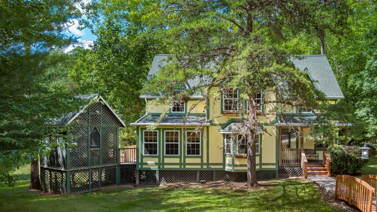 New Plymouth House | 3 BR/3.5 BA w/Hot Tub & 12 min drive to Ash Cave