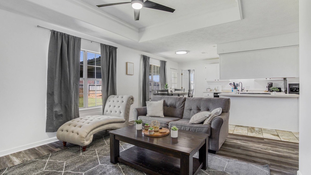 Conway House | 3 BR Amazing Fully Fenced Home Close to the Colleges