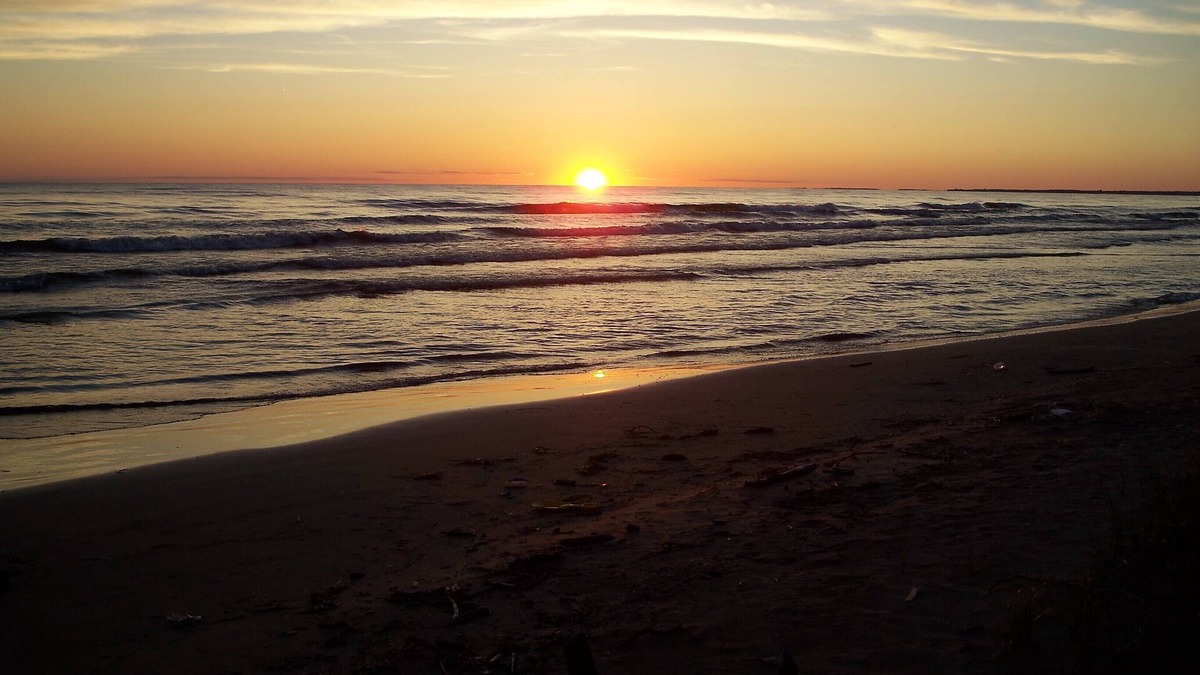 Henderson Cottage | 3 Br. Beach House Sleeps 9, near Golf Courses and Marinas