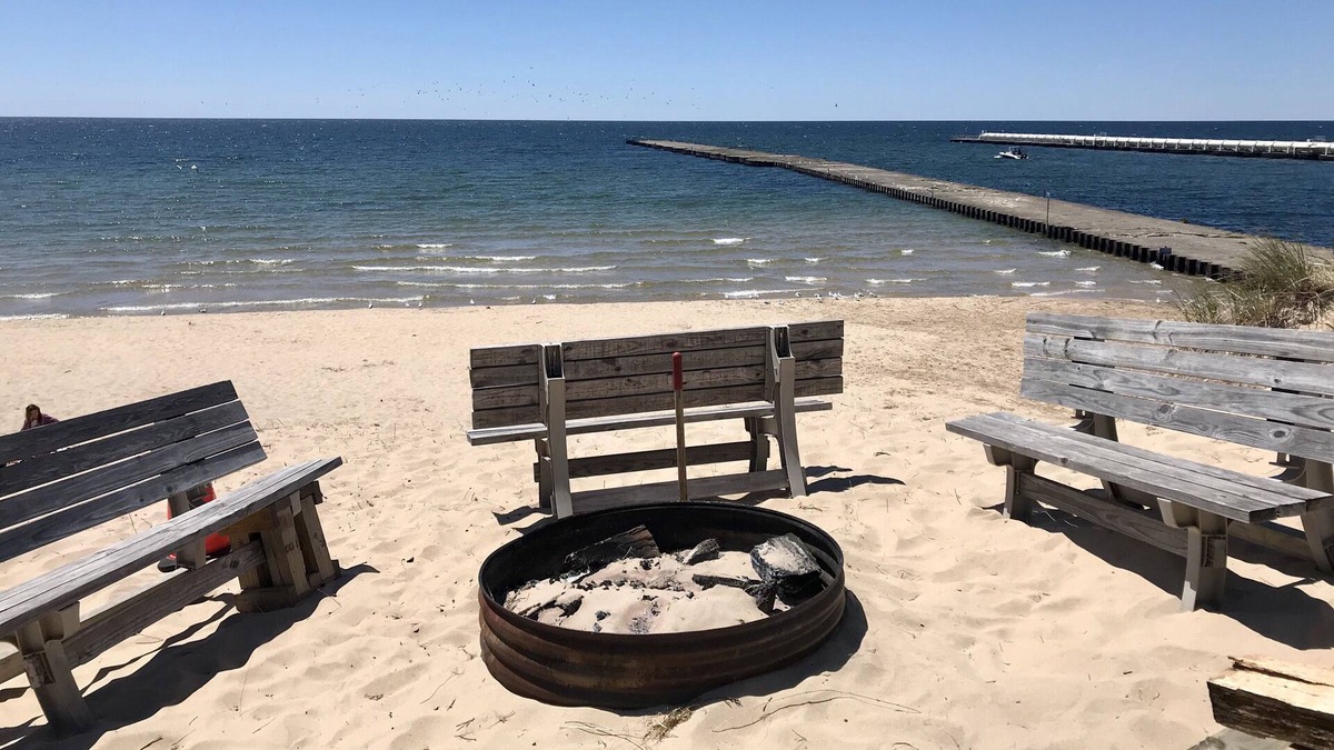 Port Sheldon House | 3 BR Classic Log Cottage on Lake Michigan, 3 Night Minimum, Kayaks included