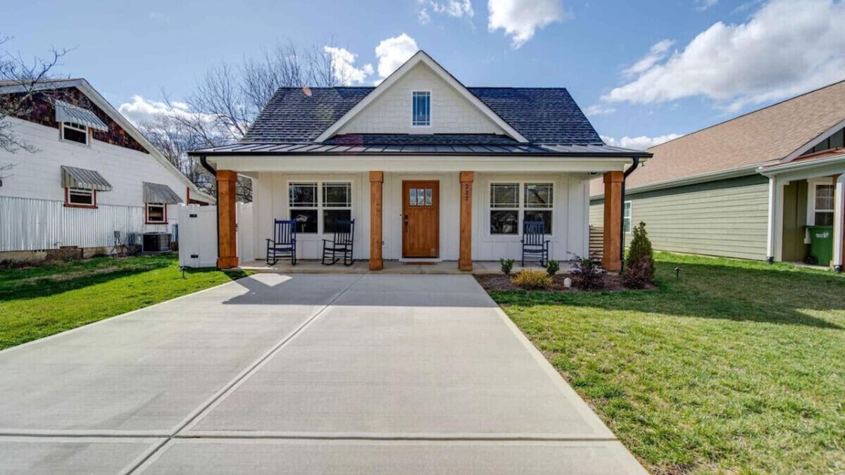 Mount Holly House | 3-BR Cozy Mt. Holly River Retreat —Fire Pit—USNWC!