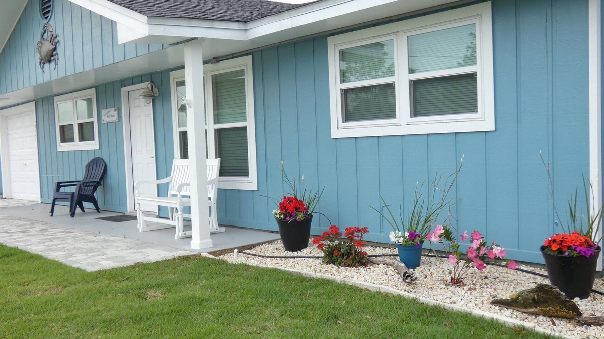 Holiday Beach House | 3+ BR Home in quiet area - short walk to beach!