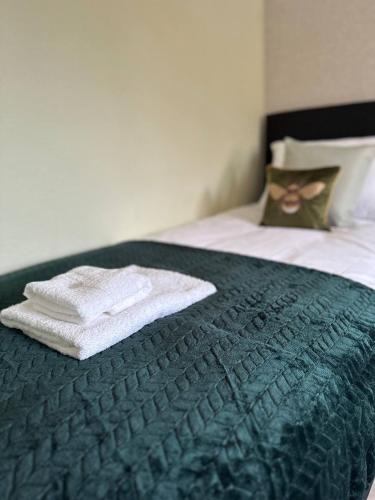 Balderton House | 3 Br House - Private Parking - Pool Table