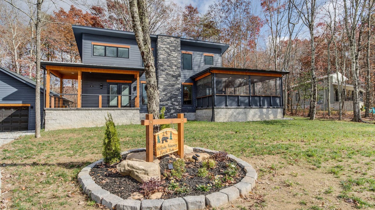 Tracy City House | 3-Br Luxury Home with Hot Tub & Arcade Games