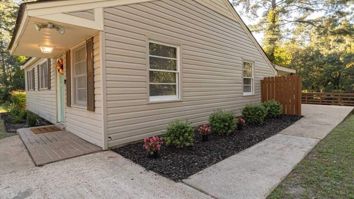 Gunter Afs House | 3 BR Nature Escape w/Large Yard + Home Office