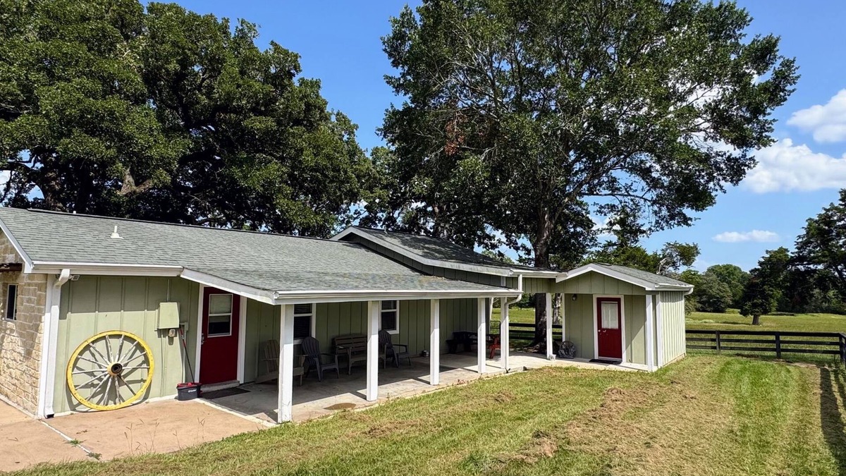 Burton House | 3-Br Nature Oasis in rolling hills of Burton, 15 minutes from Round Top