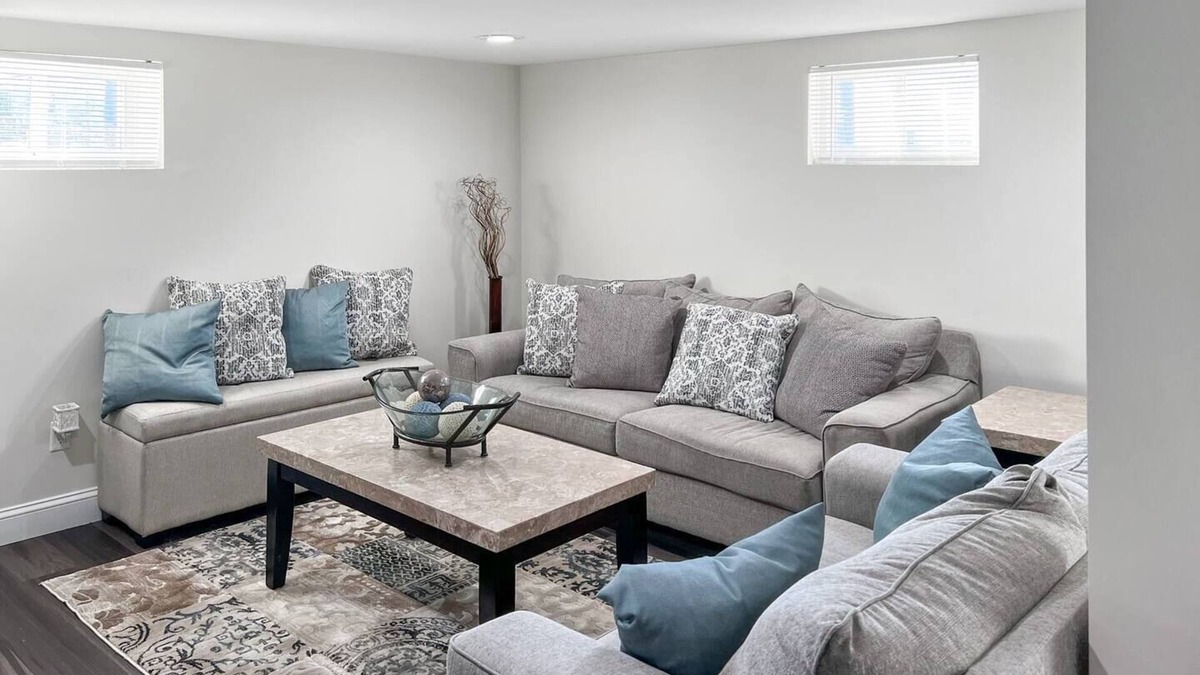 Tiverton House | 3 BR Ranch overlooking the Rivernn