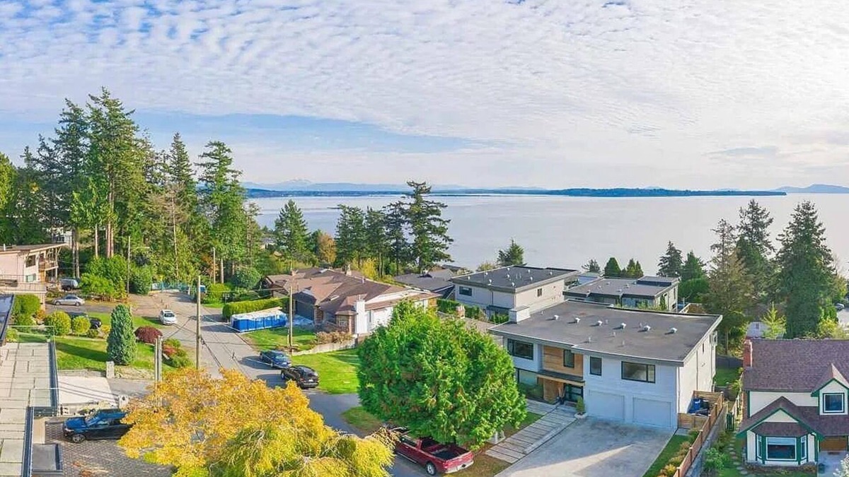 White Rock House | 3 BR Seaside Bliss-Close to the beach-OCEAN VIEW!