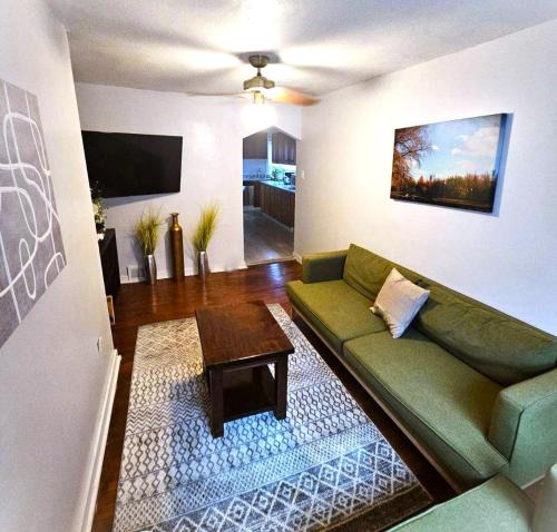 South Side Flats Apartment | 3 BR Southside Pad - Sleeps 8 - Amazing Location