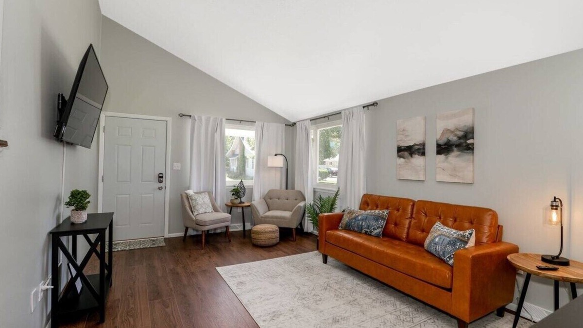 Euclid House | 3 BR tranquil lakeside retreat.- Near Lake Erie!