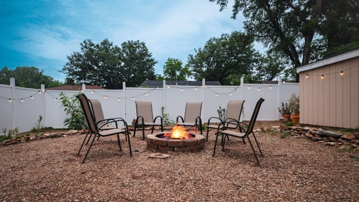 Lawrence House | 3 BR Urban Retreat: 5 beds -King, Queen, 2 Twins & sofa bed 3mi to KU & Downtown