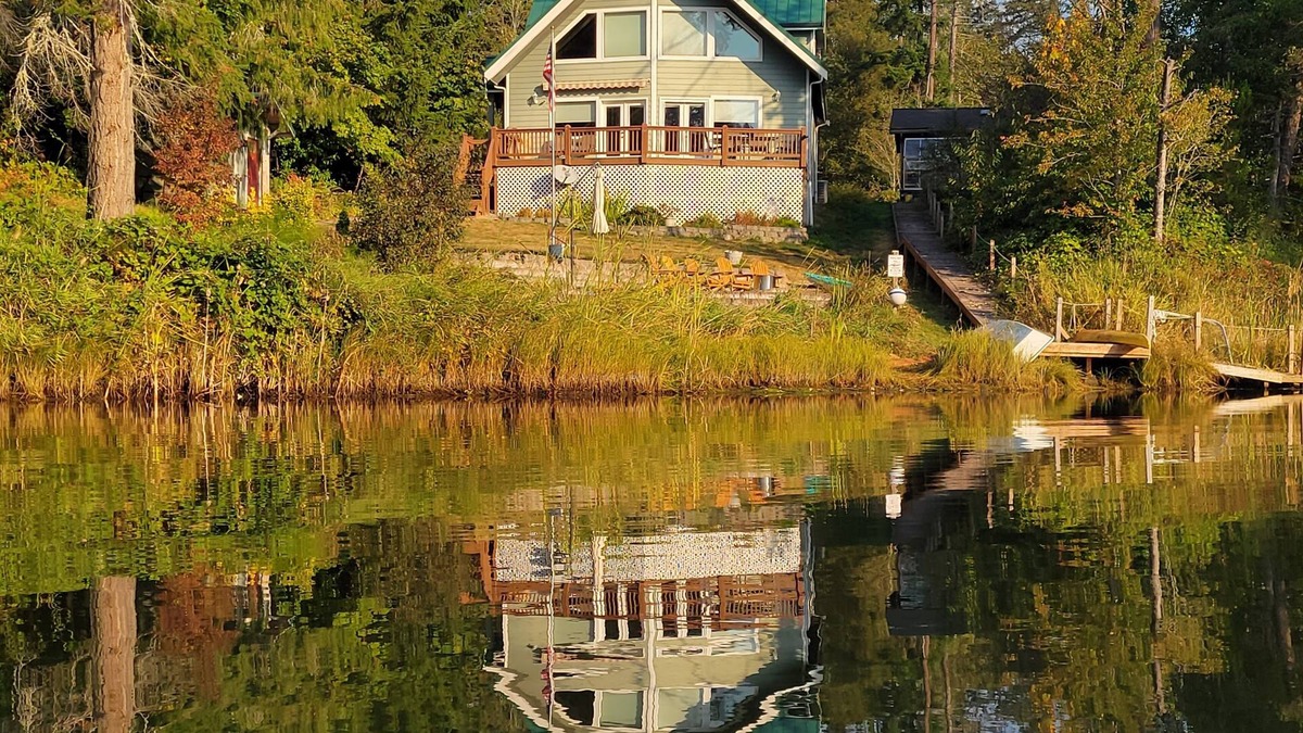 Longbranch House | 3 BR Waterfront retreat, great deck, beaches, fireplace & game room