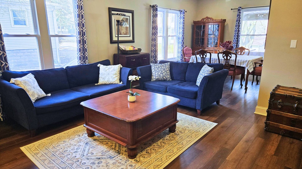 Woodstock House | 3 BR with Hot Tub & Arcade Games in DT Woodstock Square