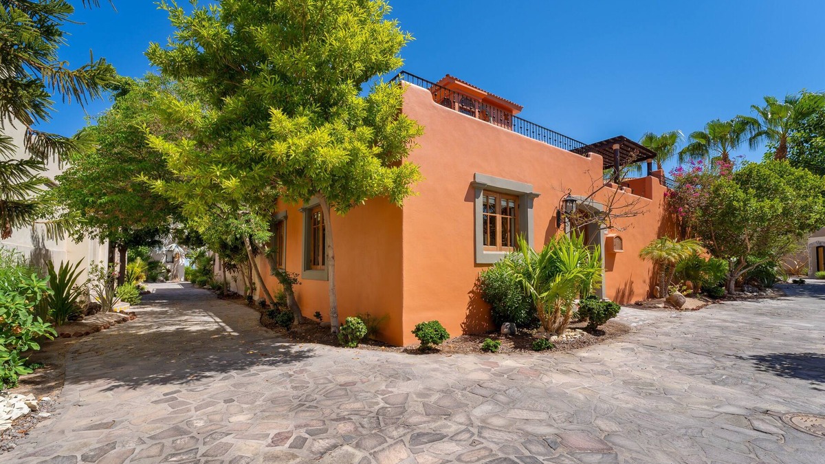 Nopolo House | 3 BRs Water and Mountain Views-Steps to Beach and Inn