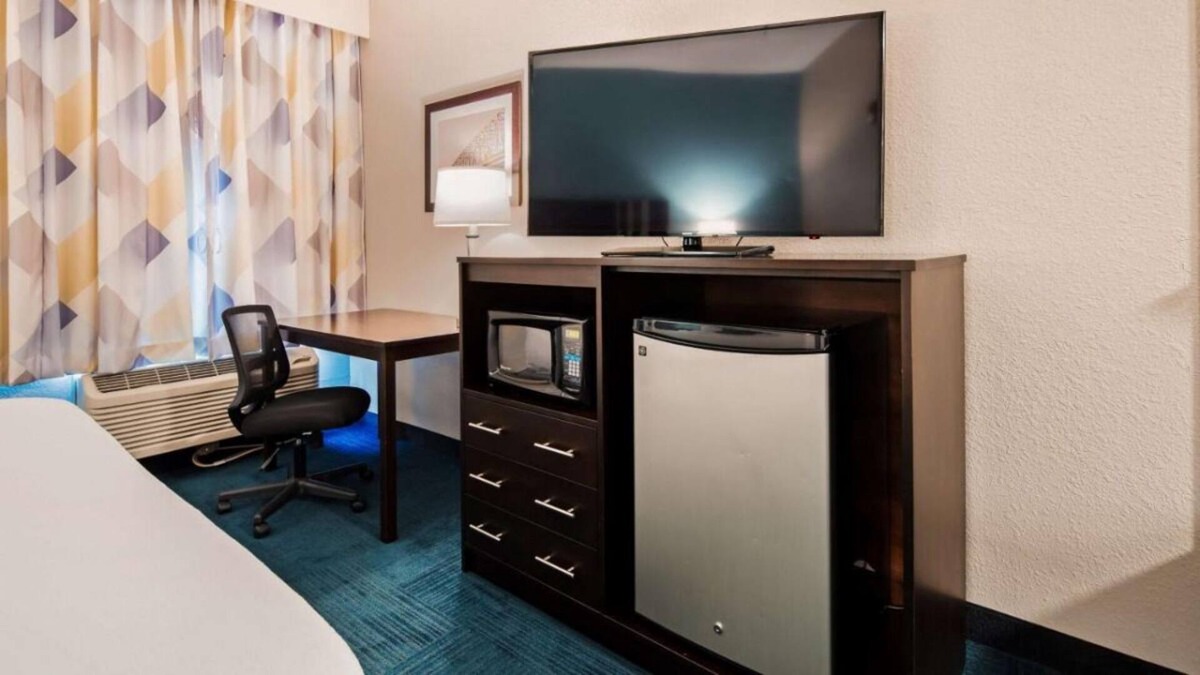 Blaine House | 3 Budget-Friendly Units, Free Breakfast, Near Wheeling Island Casino, Good Zoo