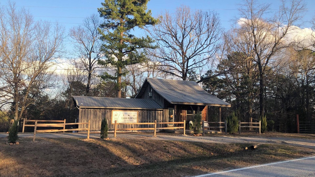 Bruno Cabin | 3 cabins on 2 acres - Great for groups - Minutes to Buffalo