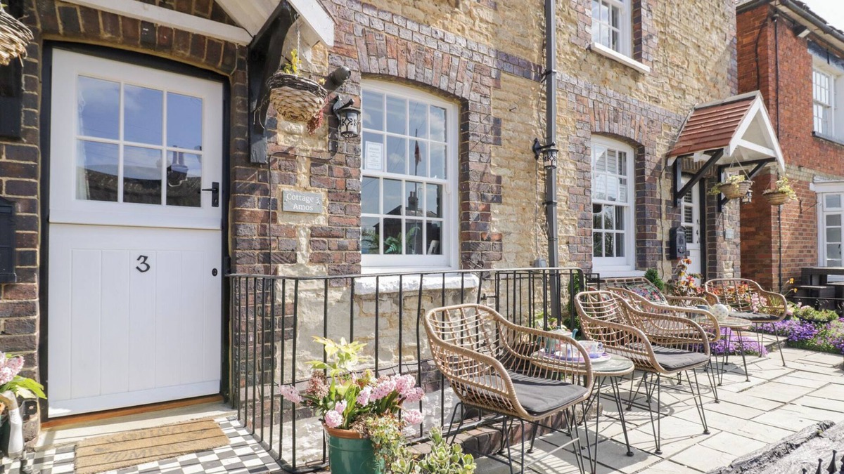 Stoke Bruerne Cottage | 3 CANALSIDE COTTAGES, pet friendly in Roade