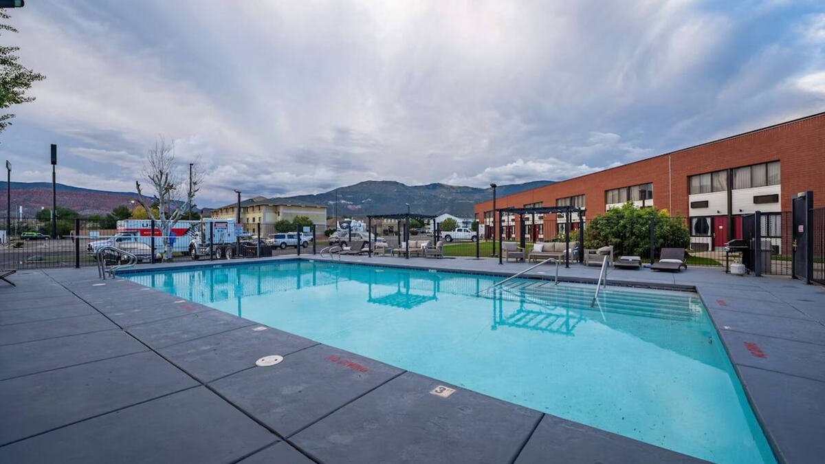 Cedar City Hotel | 3 Comfortable & Clean Units Near Bryce Canyon Country! Free Breakfast, Pool!