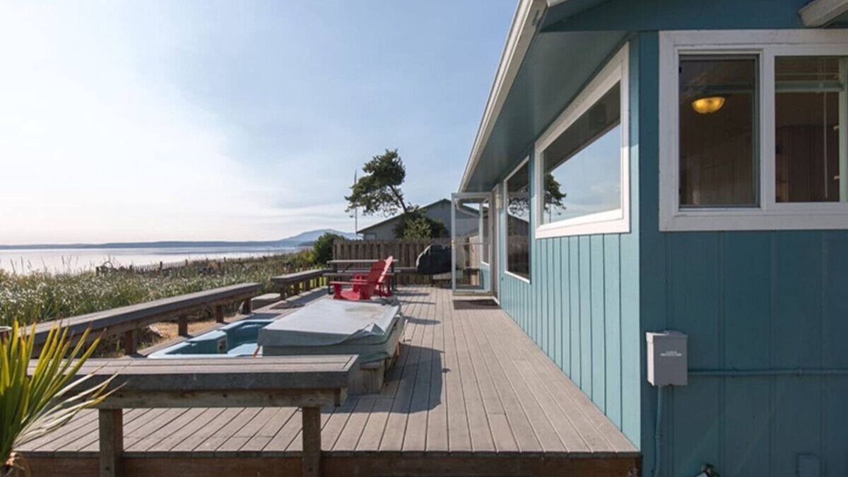 Sequim House | 3 Crabs Beach House - Overlooking Dungeness Bay on beautiful shorefront