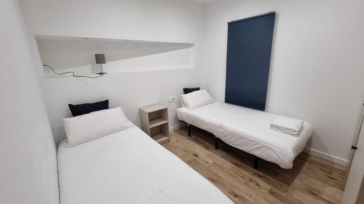 Cornella de Llobregat Apartment | 3 Dormitorios con un Balcón Ideal Para Familias o Viajes de Negocios