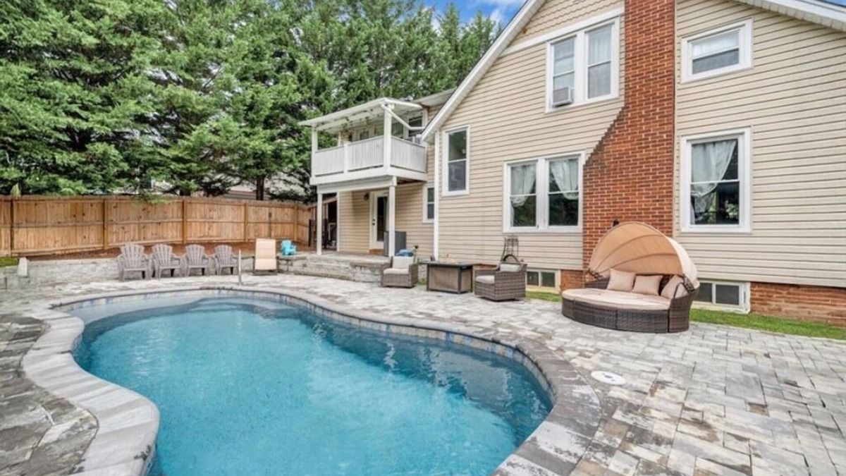 Salem House | 3 en suite bedrooms and a private heated pool.