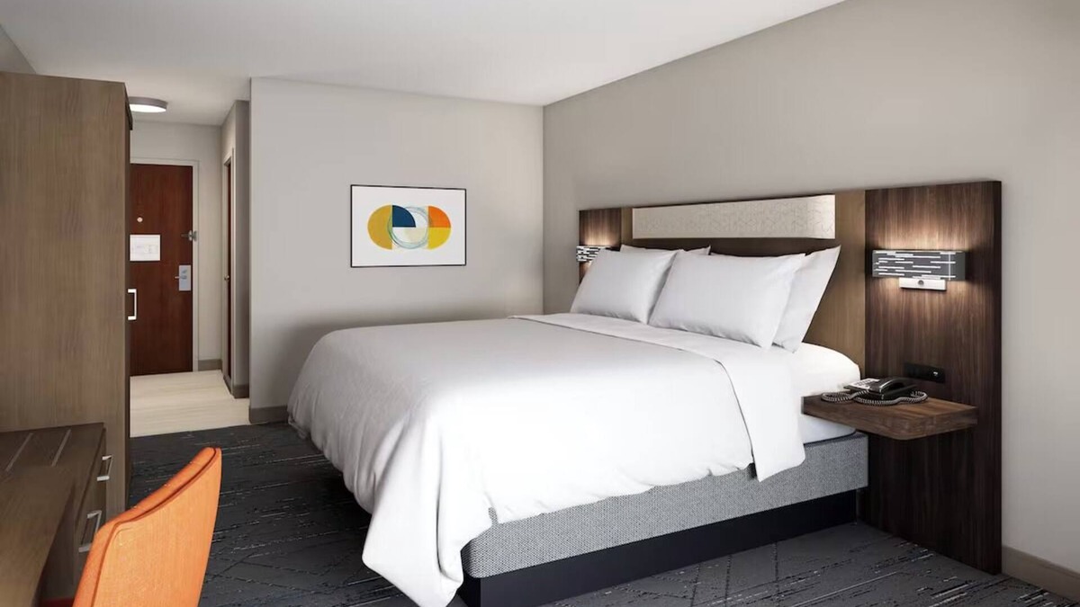 West Kissimmee Hotel | 3 Family-Friendly Suite Close to Parks with Free Breakfast & Outdoor Pool