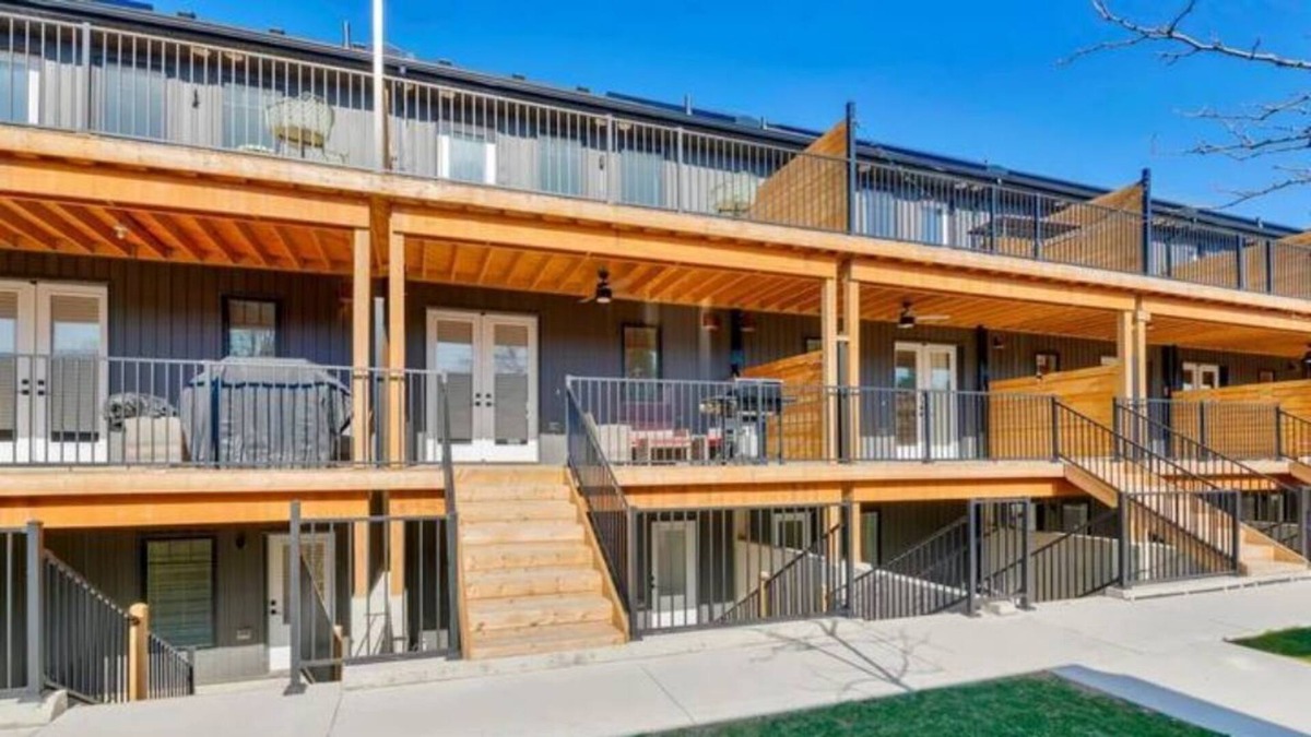 Walkerville House | 3 Floor Apartment with Private Hot Tub & Sauna