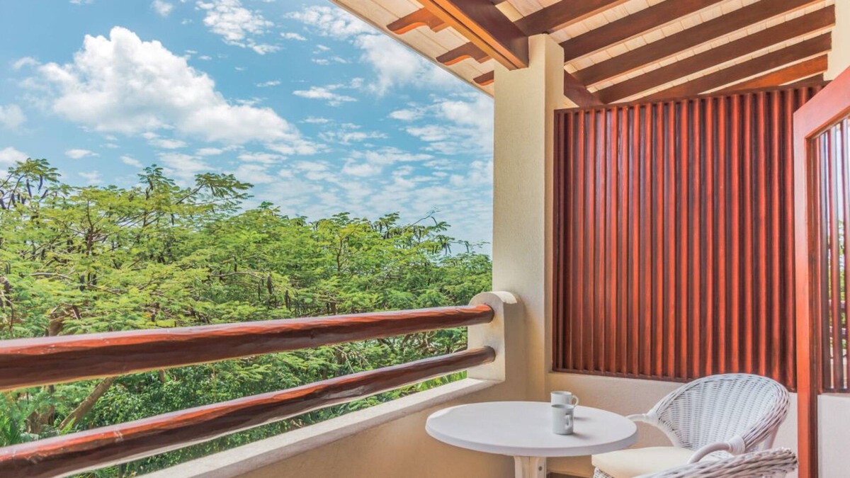 Maynards House | 3 Garden View Suites! Close to Heywood Beach and Orange Hill Playing Fields!