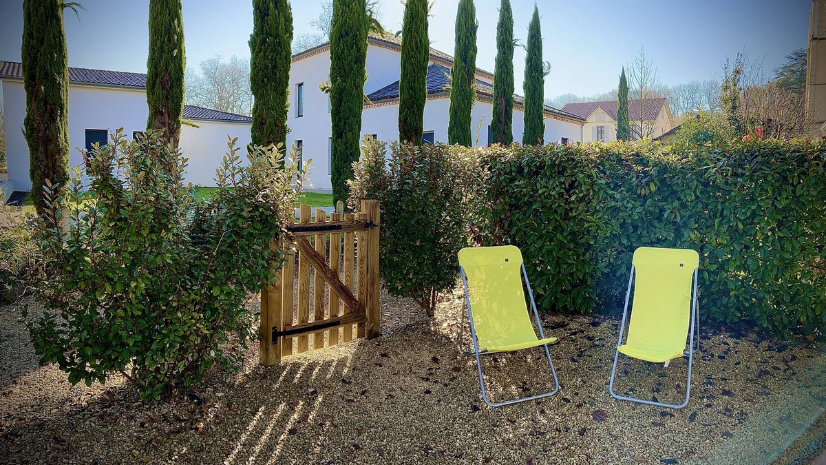 Eugenie-les-Bains Apartment | 3* gîte 50m from the spa, terrace, enclosed garden and private parking.