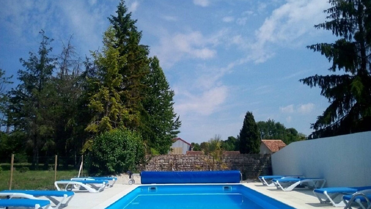 La Bataille House | 3 gites which can accommodate up to 16 with private pool, near Chef Boutonne