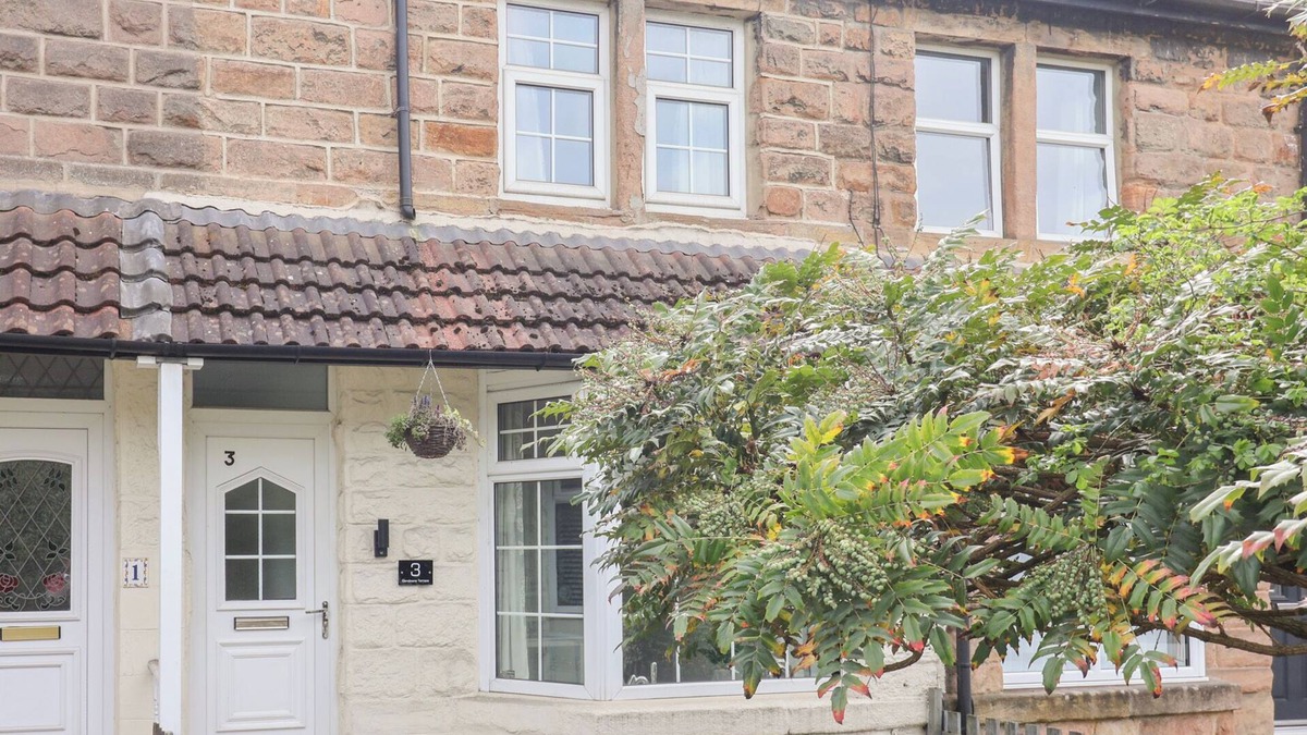 Harrogate Cottage | 3 GLENDOWNE TERRACE, pet friendly, with hot tub in Harrogate