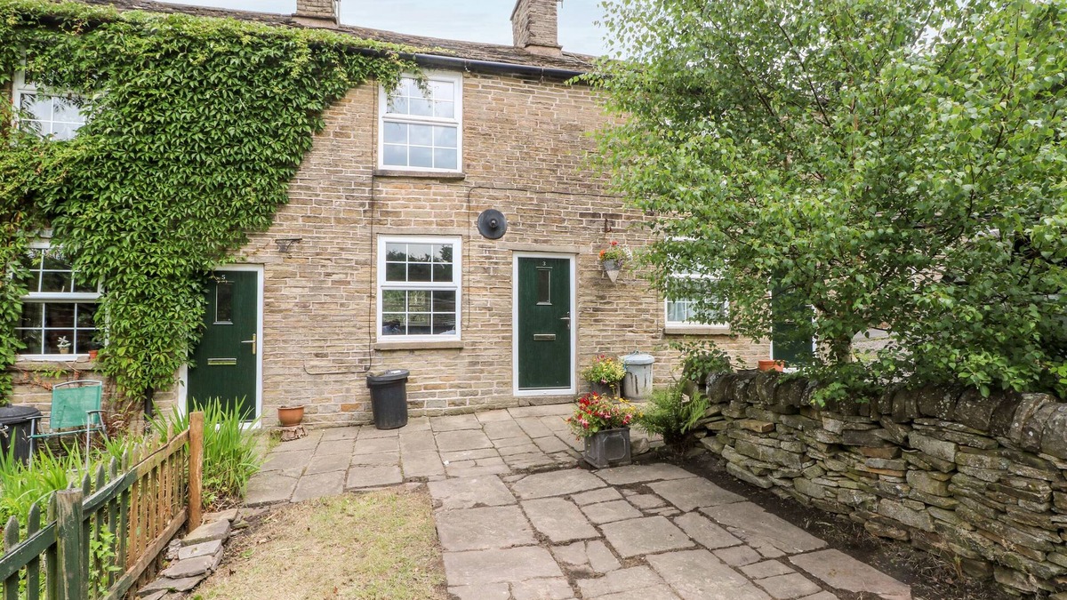 Kerridge Cottage | 3 HIGHER LANE, romantic, character holiday cottage in Bollington
