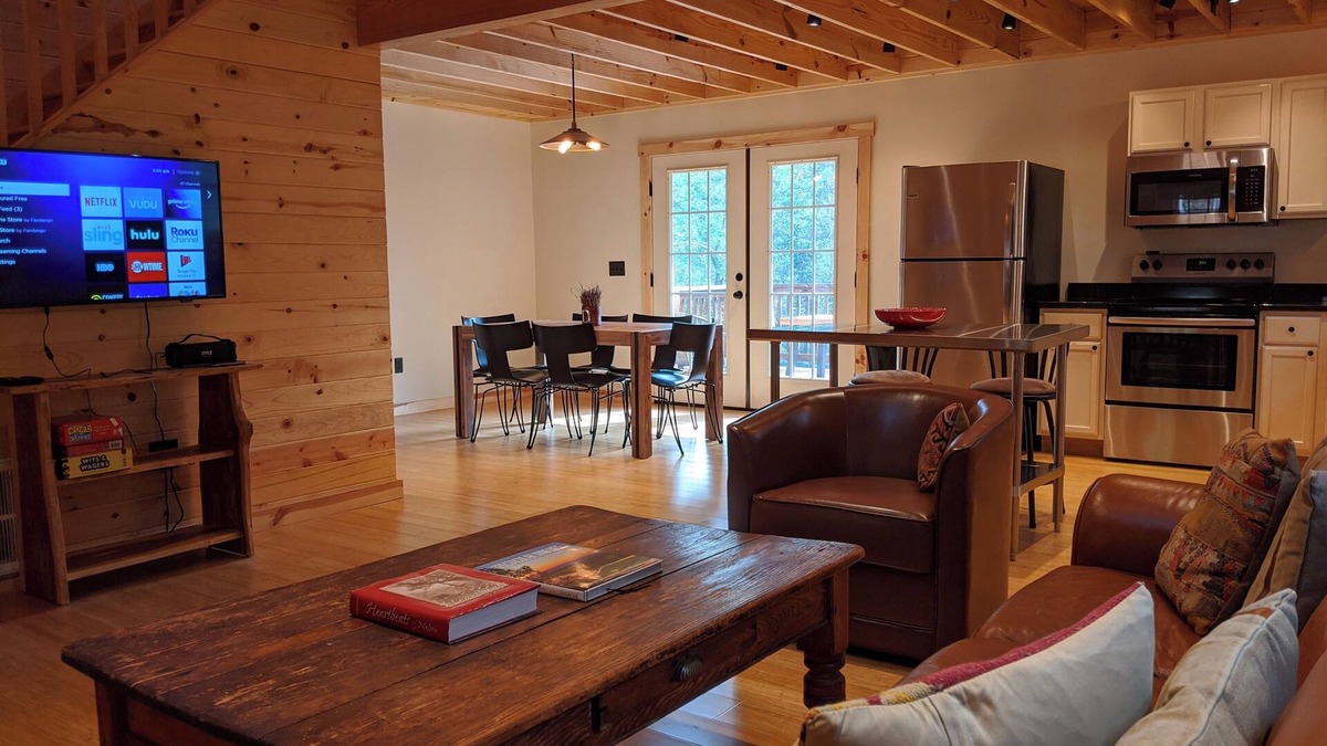 Faber Cabin | 3 hour Kayak trip for Free! The heart of Nelson, 140 acres,mile of river trails!