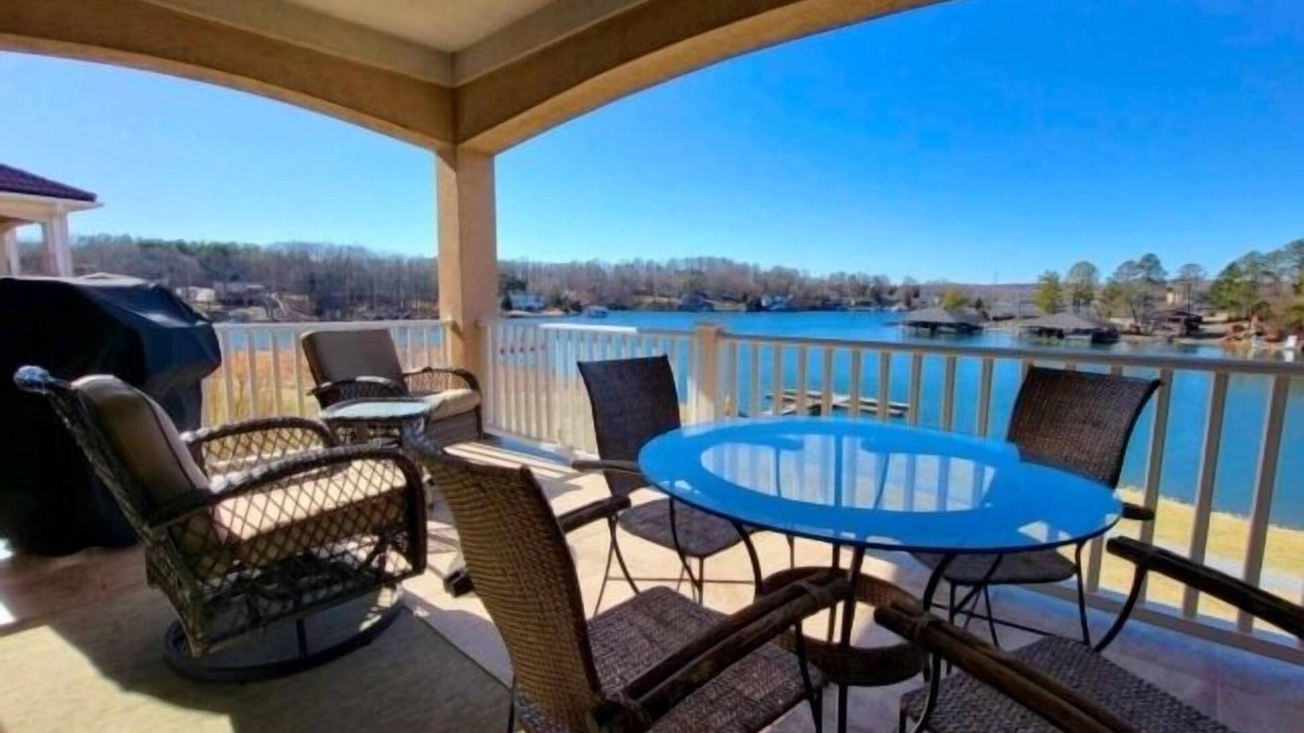 Moneta House | 3 Kayaks, 1 Canoe, Wifi, Community swimming pool, Community Tennis, Foosball, gas grill, ice maker. kurig
