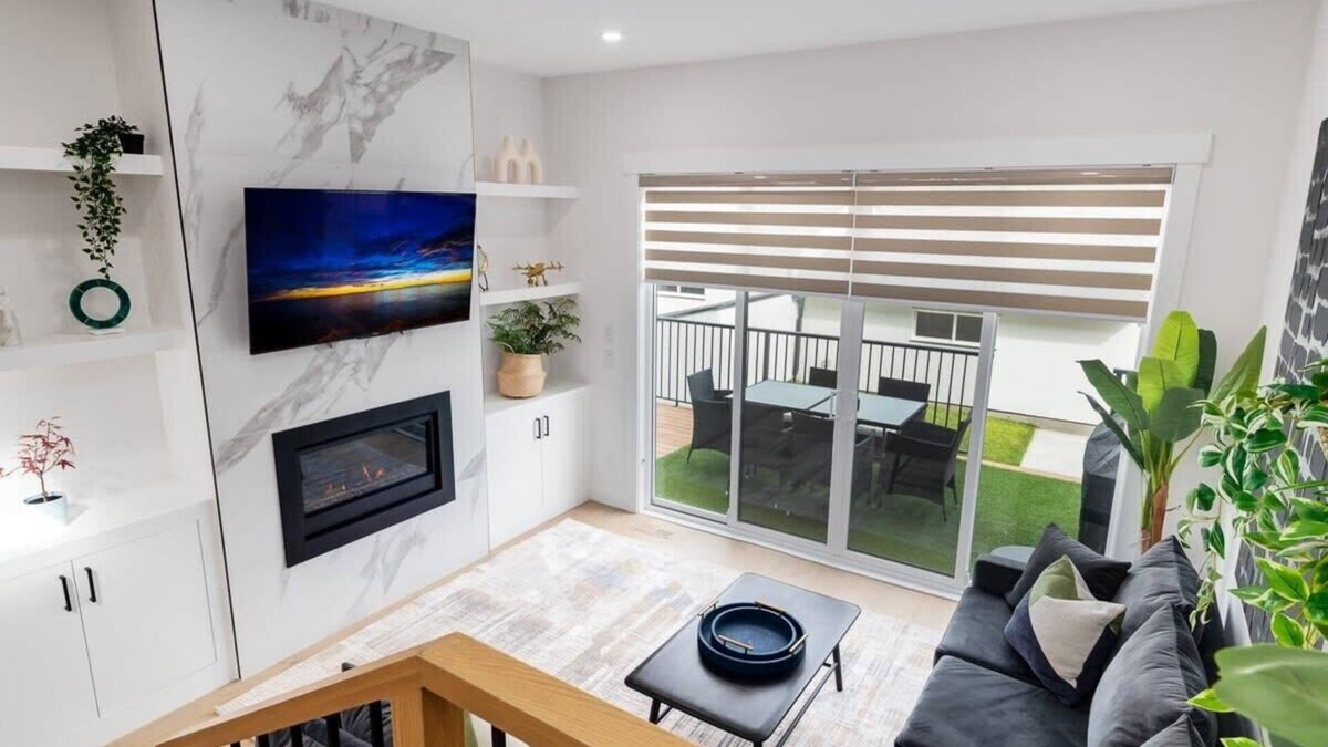 Glenbrook House | 3 King Beds, HotTub, Double Car Garage, 2 Full Kitchens