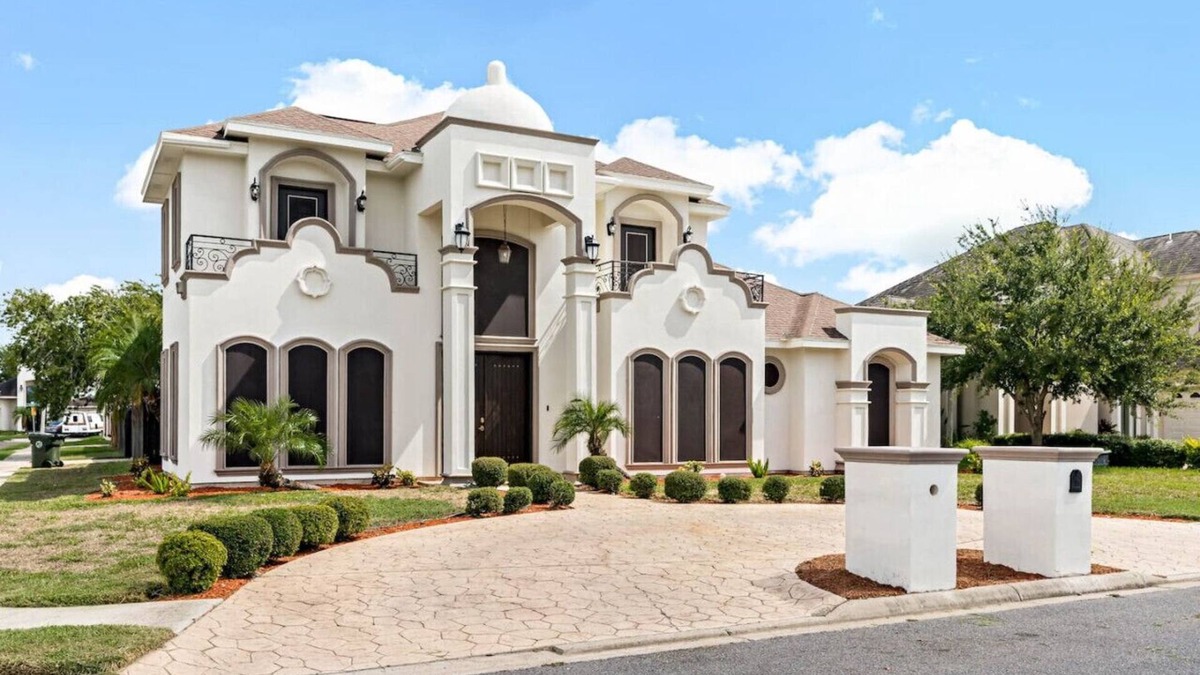 Mission House | 3 king beds in upscale neighborhood with pool