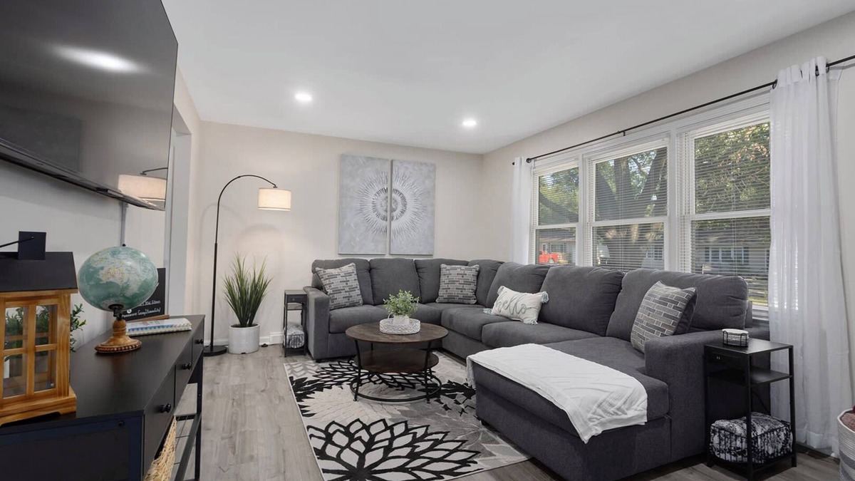 Lee's Summit House | 3 KingBeds-Great for Families|Walkable to Shops