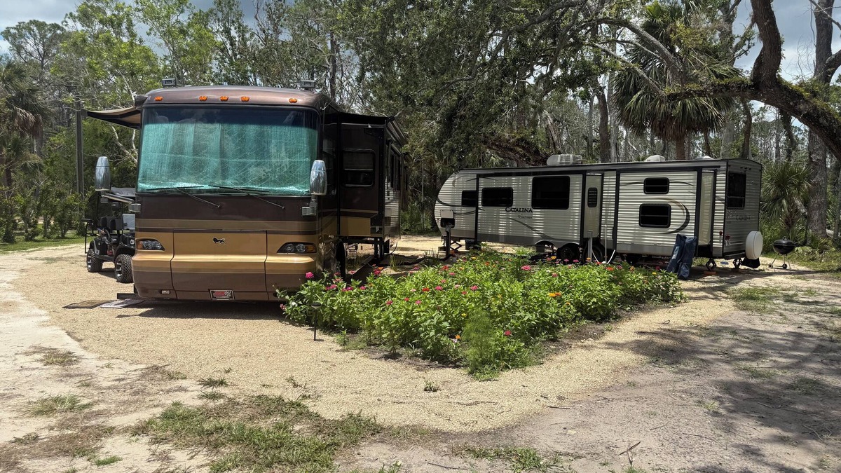 Steinhatchee House | 3 large RV sites with awesome lake for FUN and scallop season memories!