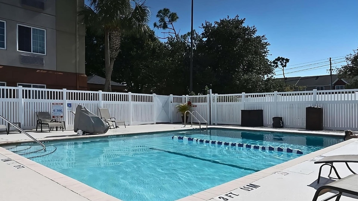 Clearwater Hotel | 3 Large Suites with Kitchens! Perfect for Family Getaway! Outdoor Pool & Parking