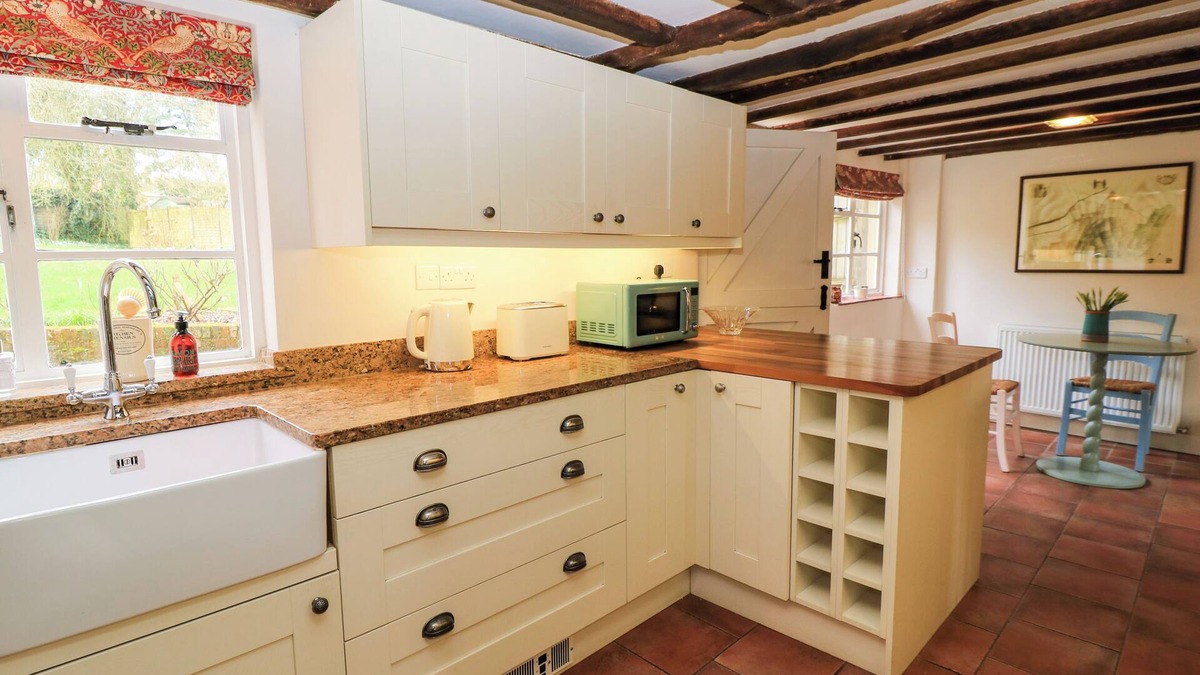 Chawton Cottage | 3 MALTHOUSE COTTAGES, pet friendly, with a garden in Alton, Hampshire