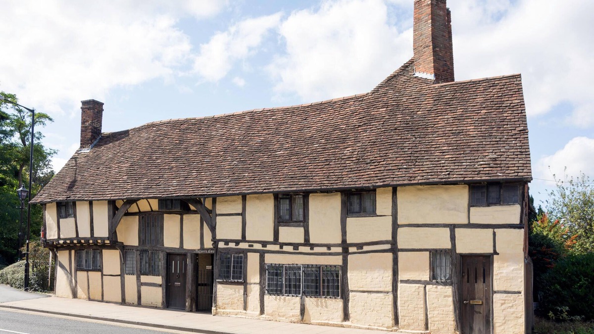 City Centre House | 3 MASONS COURT The oldest house in Stratford Upon Avon, Warwickshire