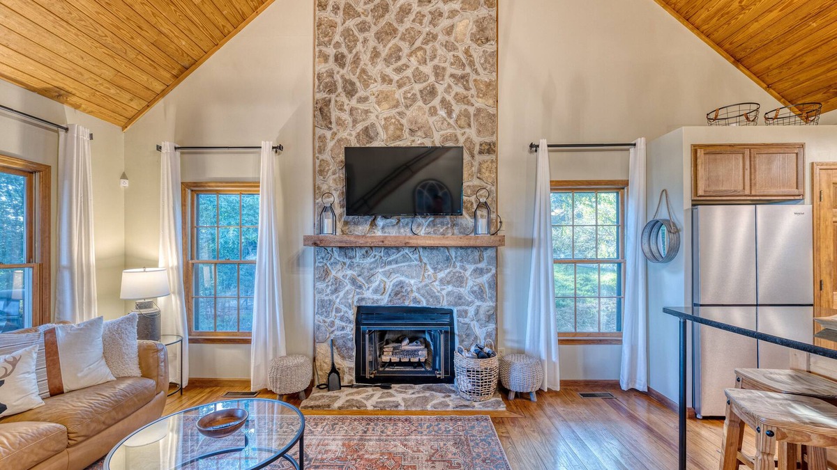 Walnut Mountain Cabin | 3 Master Suites, Hot tub, dog friendly, Long Rang Mountain Views