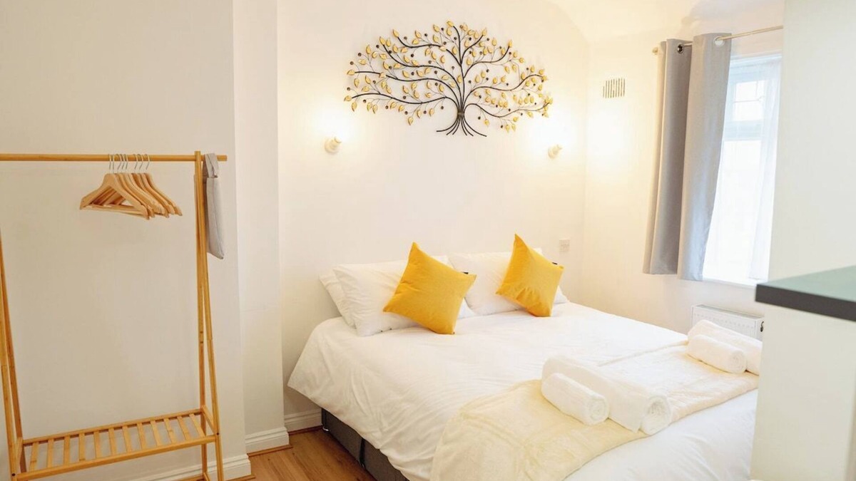 Downham Apartment | 3 Merlin Gardens Modern 2 Bed Bromley House