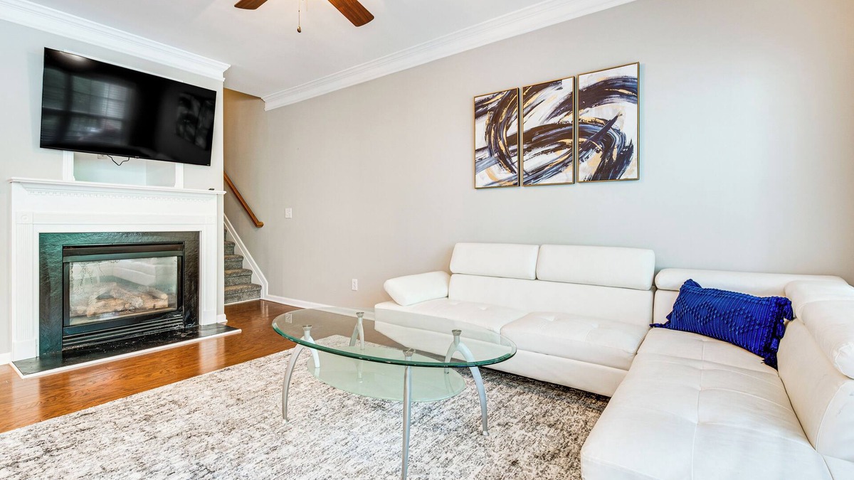 Milton House | 3 Mi to Avalon: Townhome w/Balcony in Alpharetta!