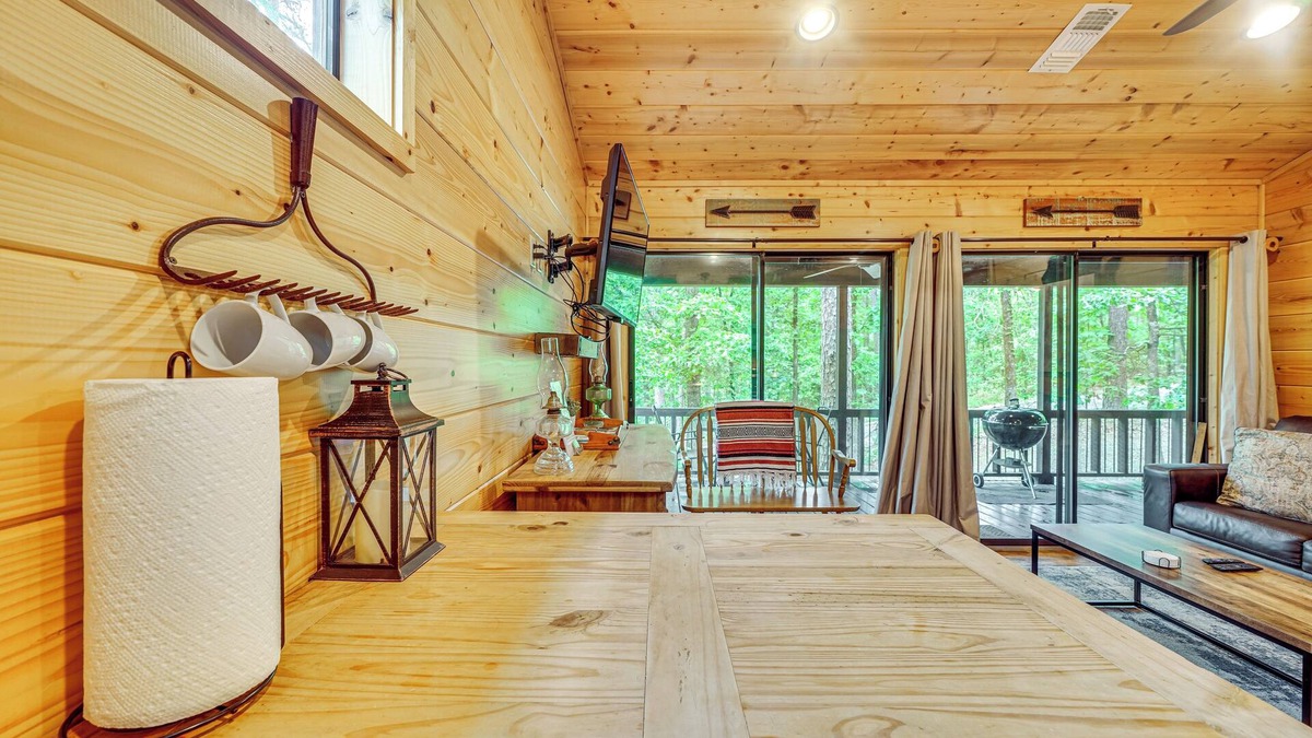 Broken Bow Cottage | 3 Mi to Beavers Bend State Park: Hot Tub Haven!