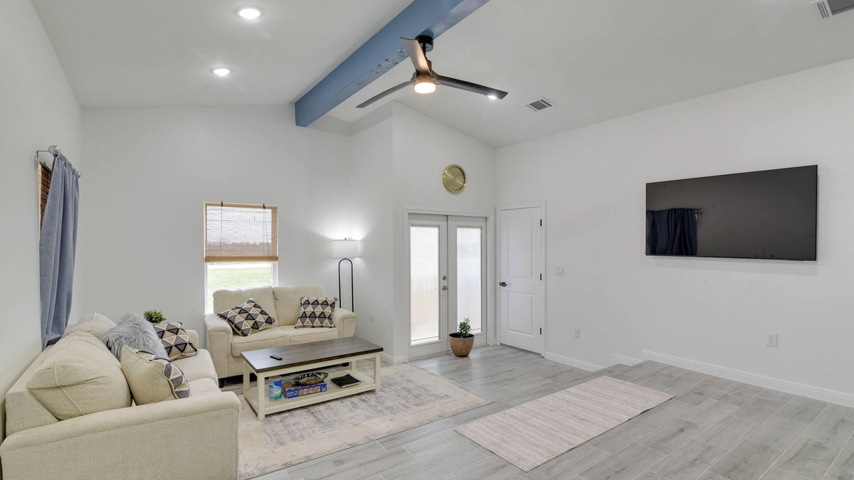 Galveston Condo | 3 Mi to Bolivar Beach: Quiet Condo w/Balcony