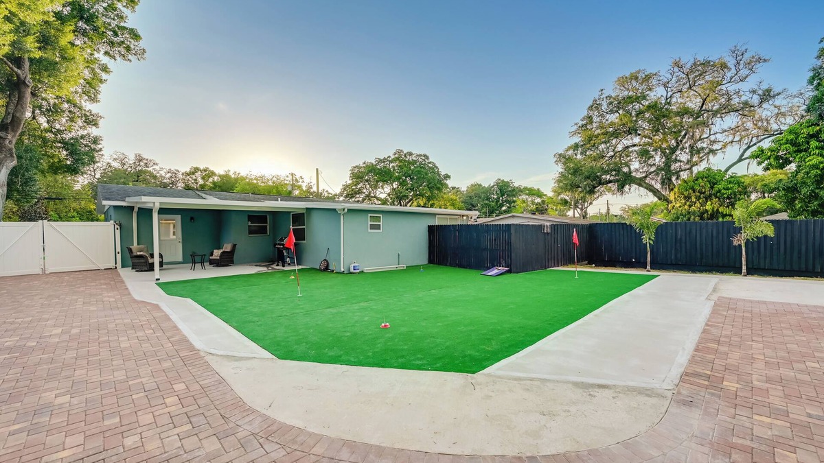 Bearss Plaza House | 3 Mi to Busch Gardens - Vacation Rental in Tampa