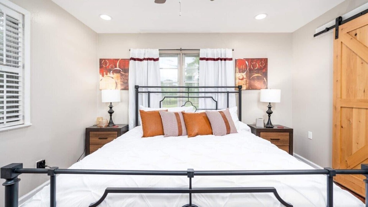 Alexandria House | 3 mi to Cabrini | 4TVs | King 🛏 | W/D| Free🅿️| Pet✅