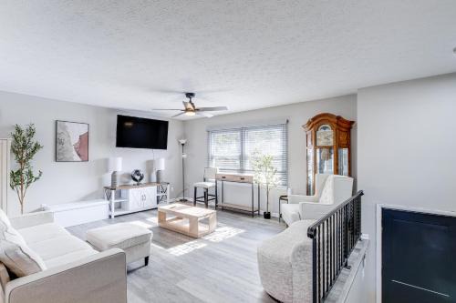 Bath House | 3 Mi to Cuyahoga Valley NP Fairlawn Family Home!